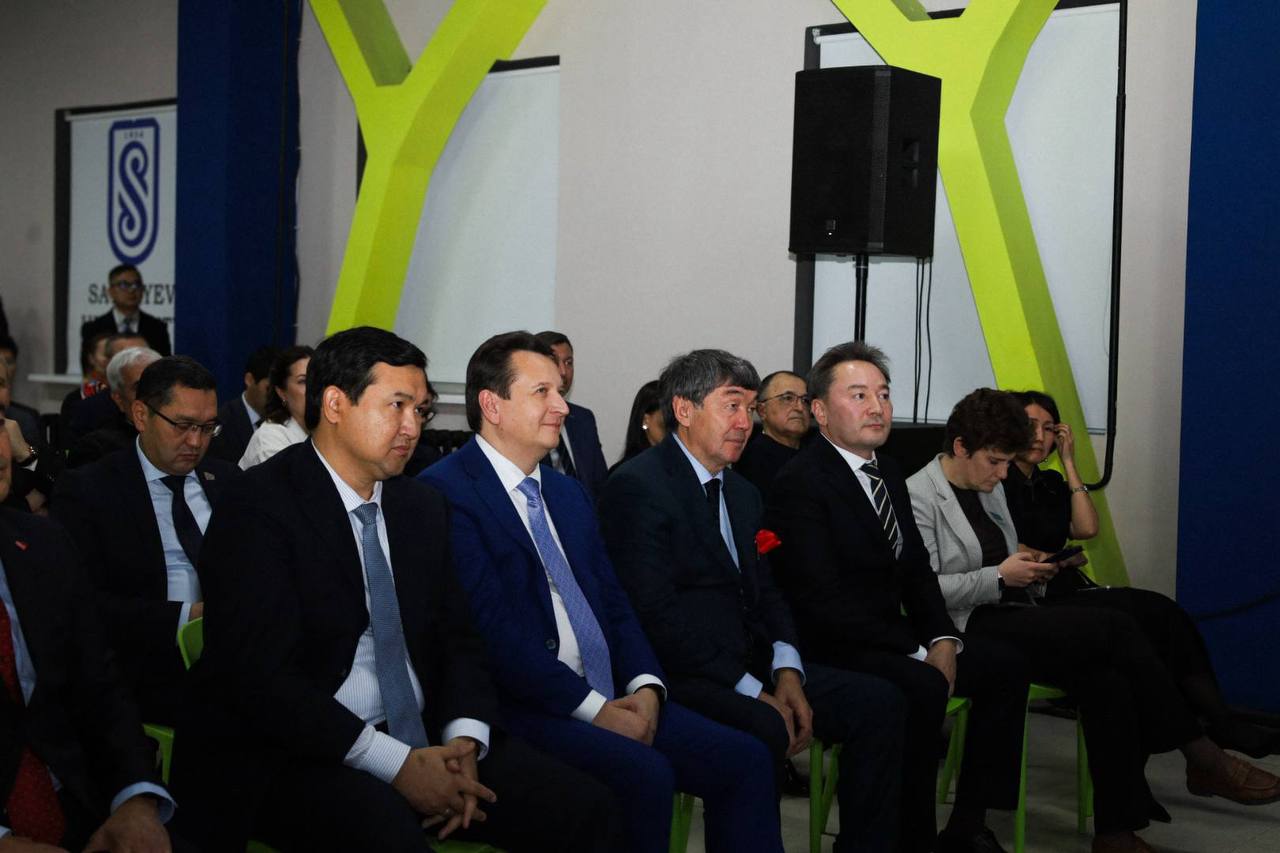 Жас әдемі транс порно Шошқамен жыныстық қатынас