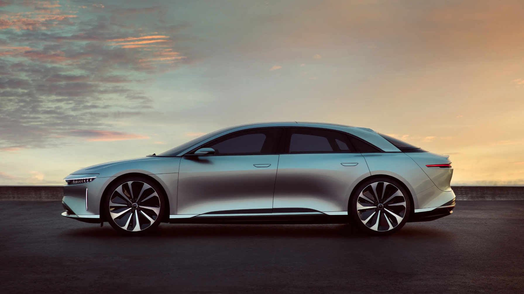    Lucid Air тарихта алғаш рет 1205 км тоқтамай жүрді