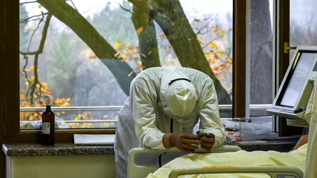 Қостанайда ауруханаға келген ер адам хирургті соққыға жықты