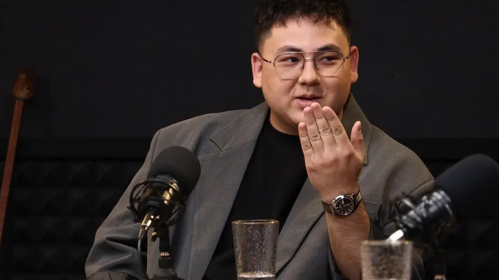 Мен достарымның туылған күнінде әйелдерін сиқтым.