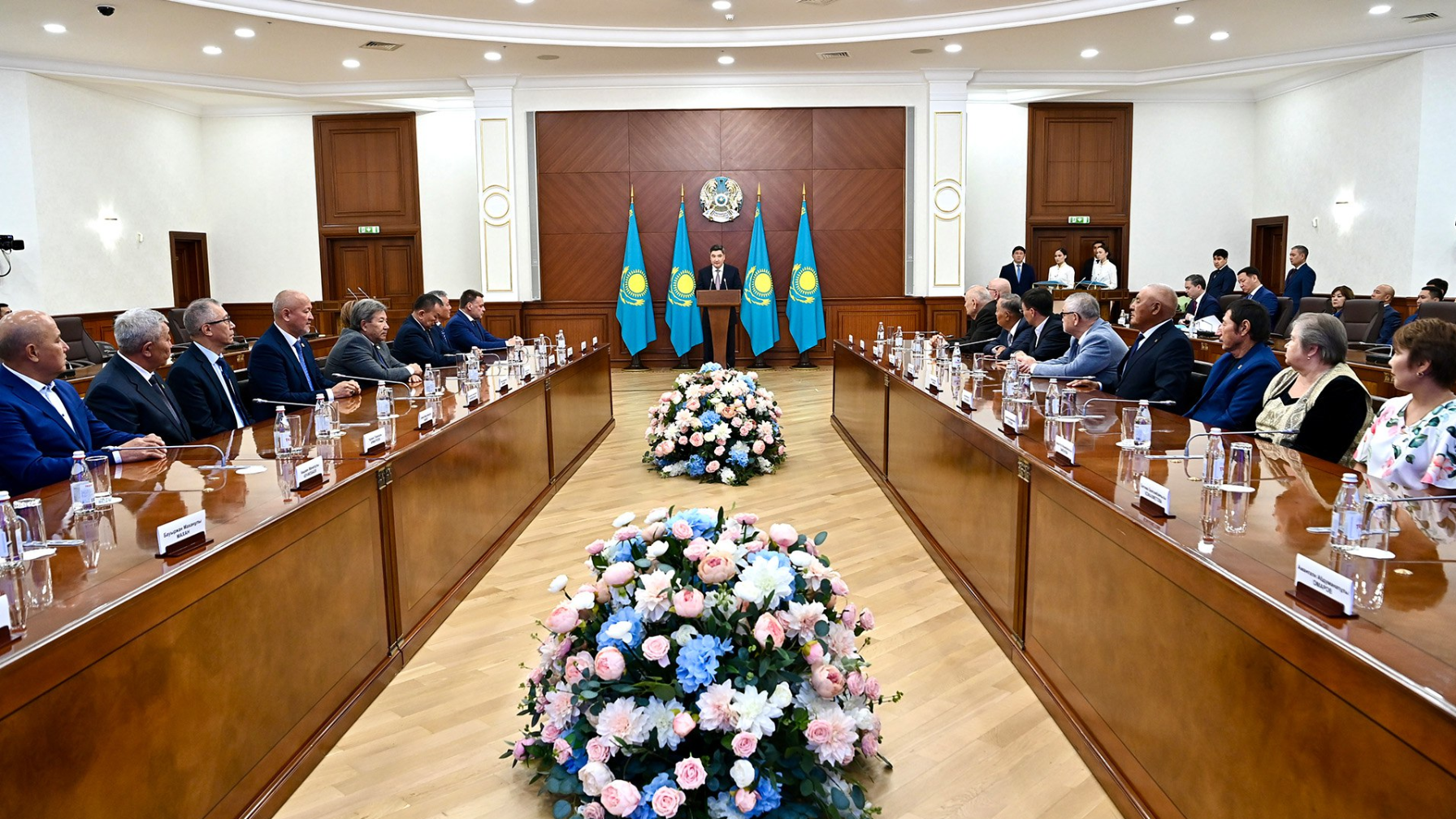 Олжас Бектенов құрылыс саласының қызметкерлерін марапаттады  