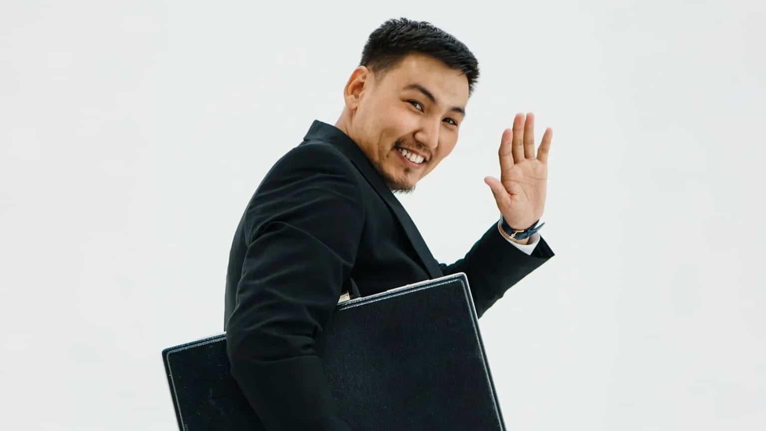 «Желкесінен суырып аламын»: Танымал «ақын» Ілияс Сариевке алданғанын айтты