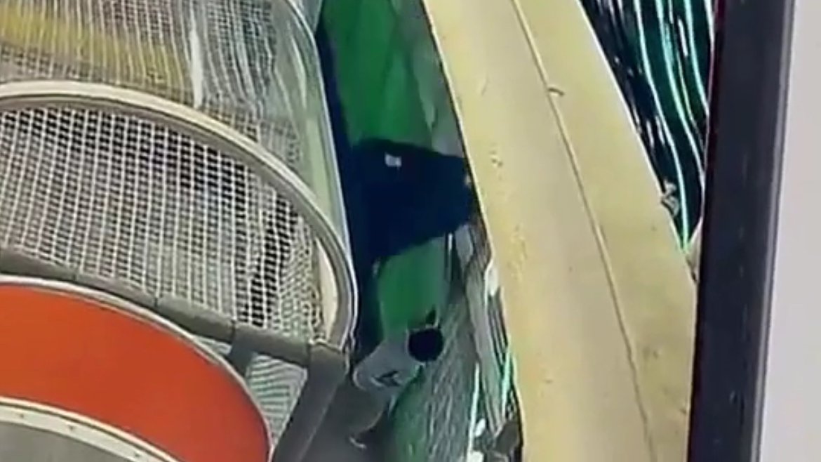 Ақтаудағы ойын орталығында балаға ауыр конструкция құлап, бала астында қалды (ВИДЕО)