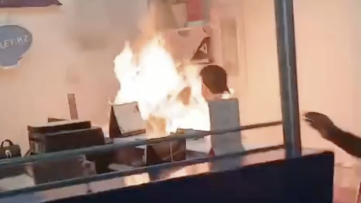 Алматы әуежайында ер адам өзін өртеді