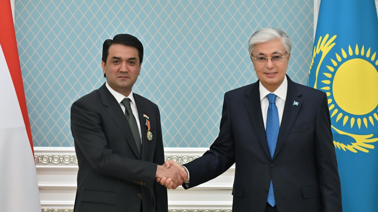 Қасым-Жомарт Тоқаев Рустами Эмомалиді «Достық» орденімен марапаттады