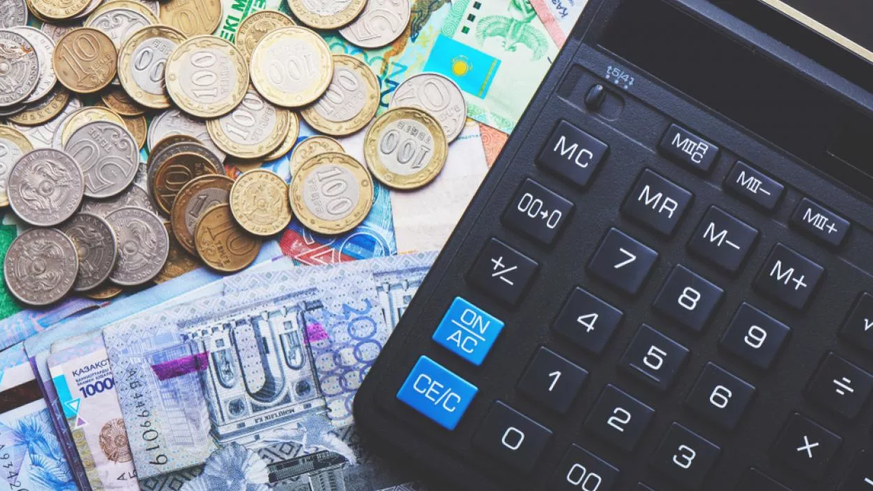 Жас ресейлік жұптардың диванда жыныстық қатынасқа түсуі туралы бейнені қараңыз.