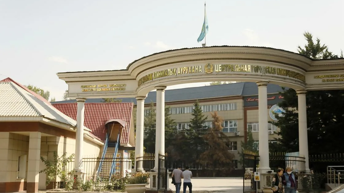 Алматыда төртінші қабаттан құлаған әйелге күрделі ота жасалды