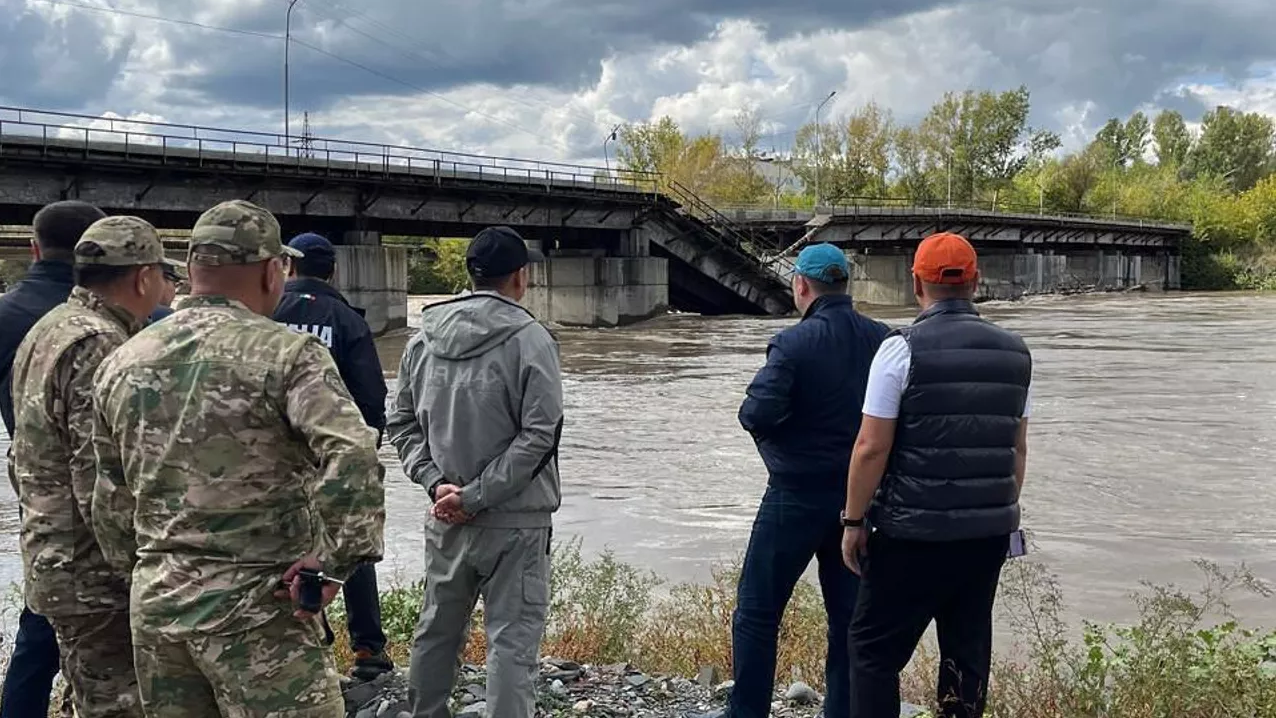 Өскеменде көпір опырылып құлады