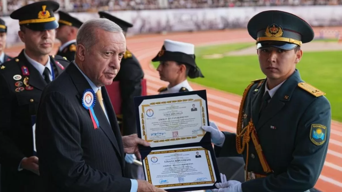 Ердоған қазақ офицеріне диплом табыстады