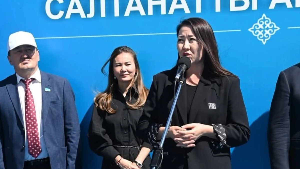 «Қазақстан халқына» қорының басшысы қымбат киімімен назарға ілікті