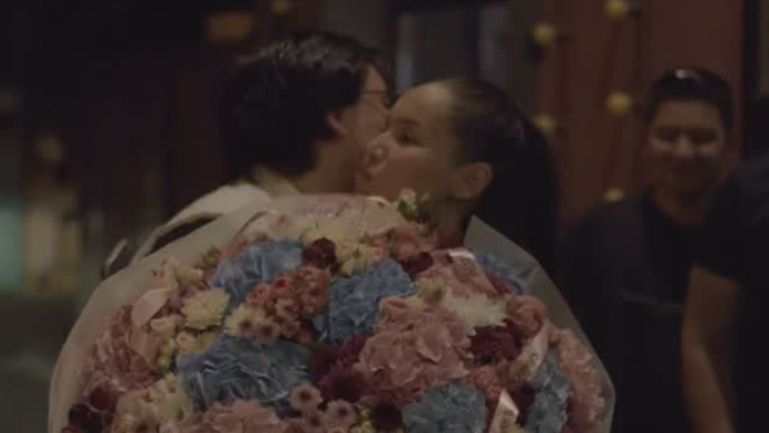 "Осыған көнген Жұлдыз мықты": Қайрат Нұртас әріптесінің құшағын гүлге толдырды (ВИДЕО)