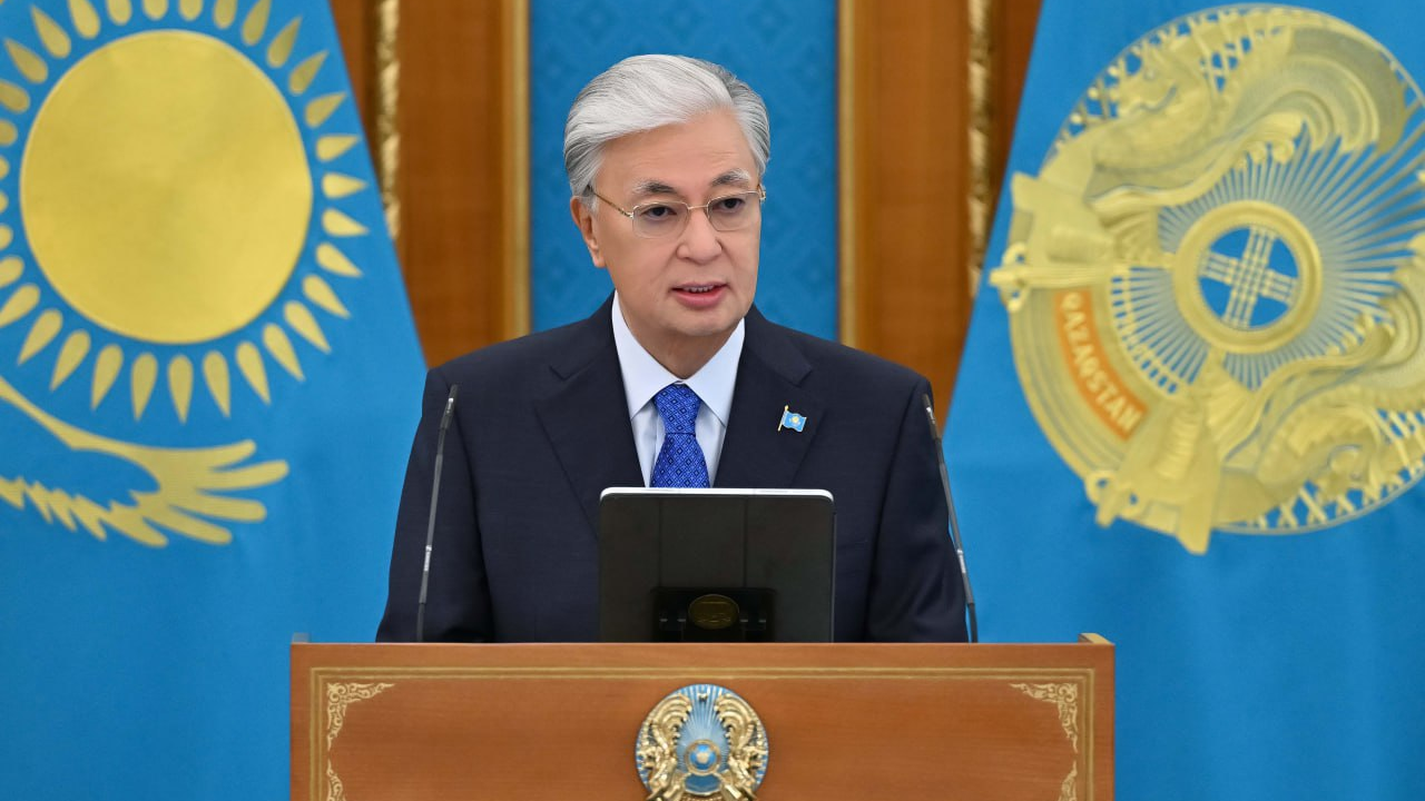 Президент мұнай-газ саласының қызметкерлерін құттықтады