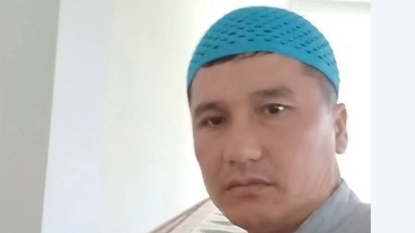 «Бұл не заман болды»: Әкесін аяусыз ұрған адамның мешітте азан шақыратыны рас па