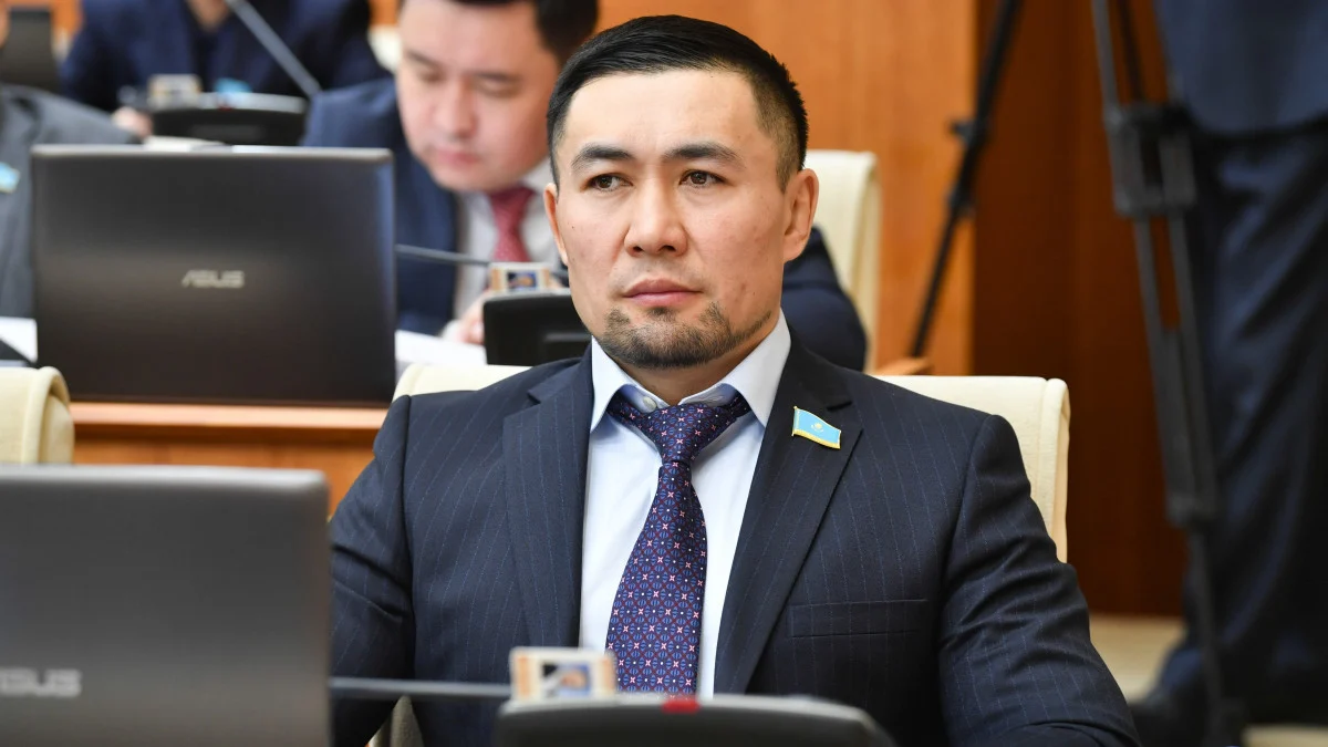 "Әртістер концерт қоюға көшті": Ардақ Назаров мәжілісте анасына құттықтау жолдады (ВИДЕО)