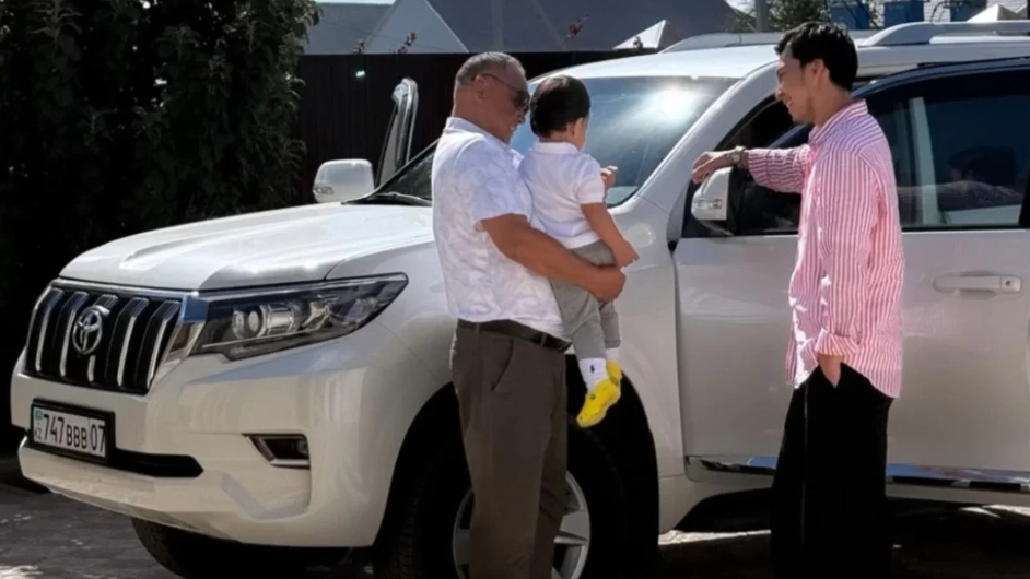 «Алматыдан Оралға алып келді»: Ерке Есмахан қайын атасына қымбат сый жасағандарын айтты