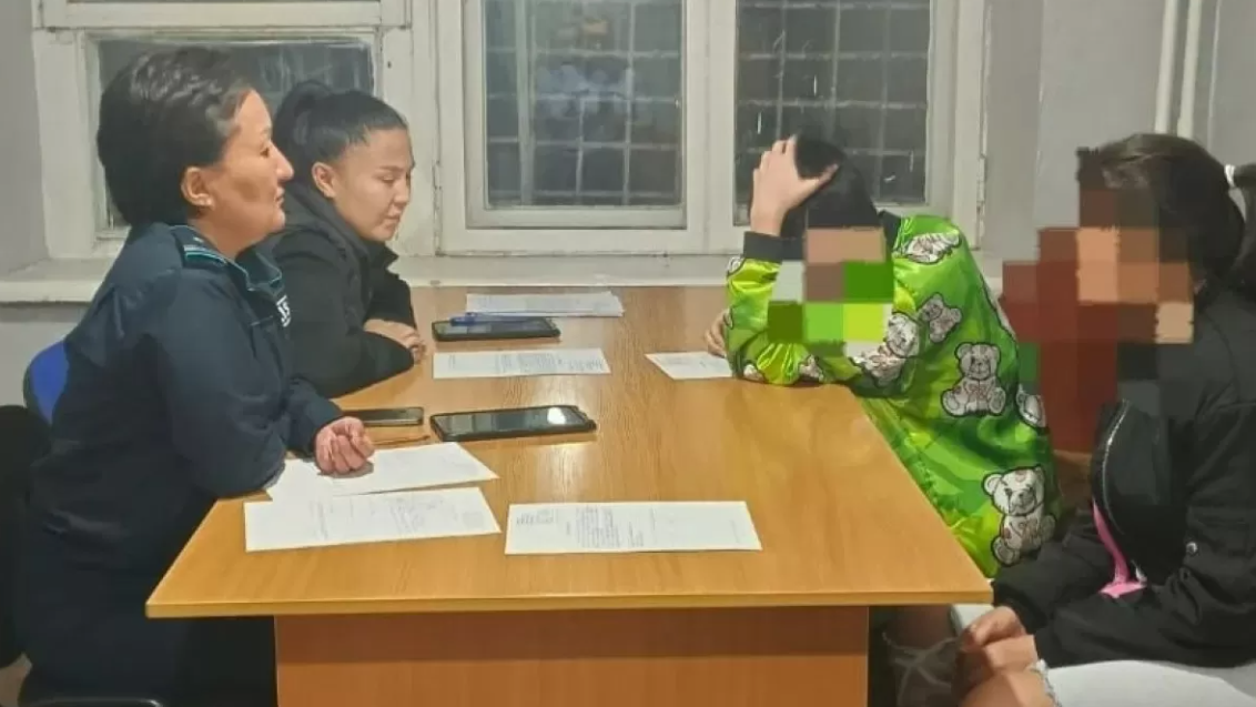 Қарағандыда шатырға кірпіш қойған жасөспірім ұсталды