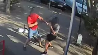 Алматыда самокат мінген екі ер адам төбелес шығарды