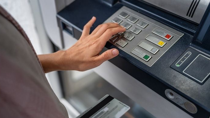 Бөтен адамға банкоматтан ақша шешіп берсеңіз не болады?