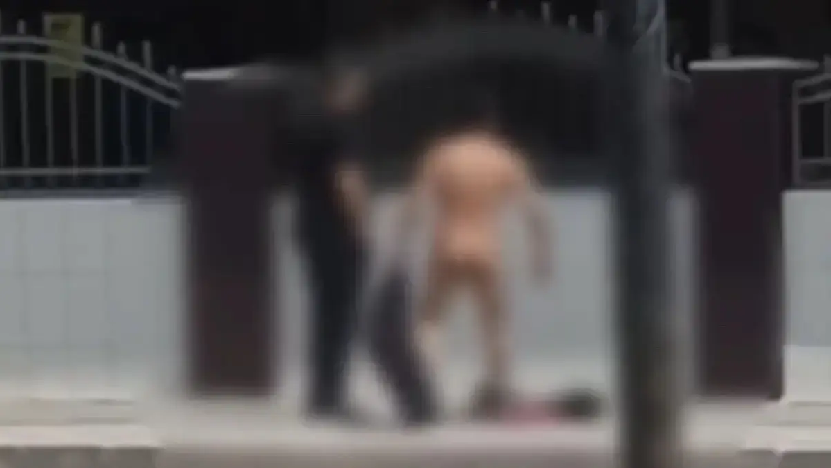 Көпшілік қыздың ішіне кіріп кетті