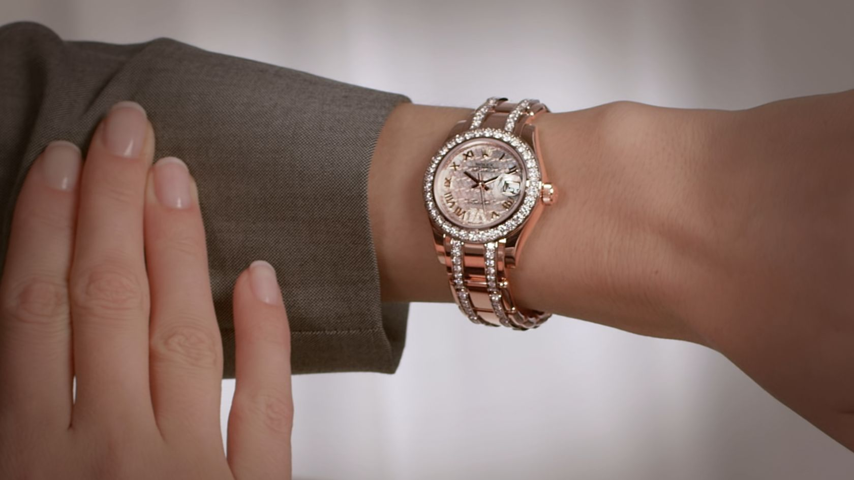 Ақтауда алтын сағат сатып алмақ болған әйел жарты миллион теңгесінен айырылып қала жаздады