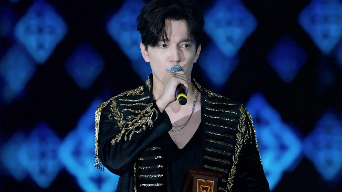 «Өте бай адаммын»: Димаш Құдайберген iPhone 12 телефонын неге жаңартпайтынын түсіндірді