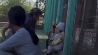 Жаркентте әкесі кішкентай қызына темекі ұсынған