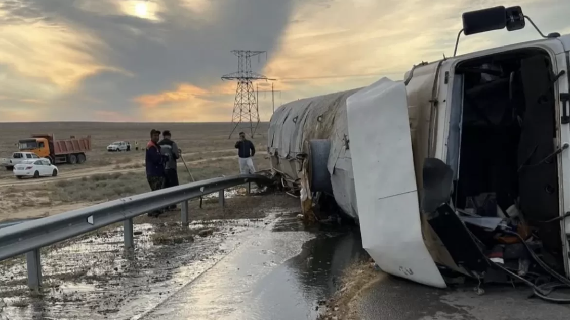 Маңғыстау облысында автоцистерна аударылып, жерге мұнай төгілді