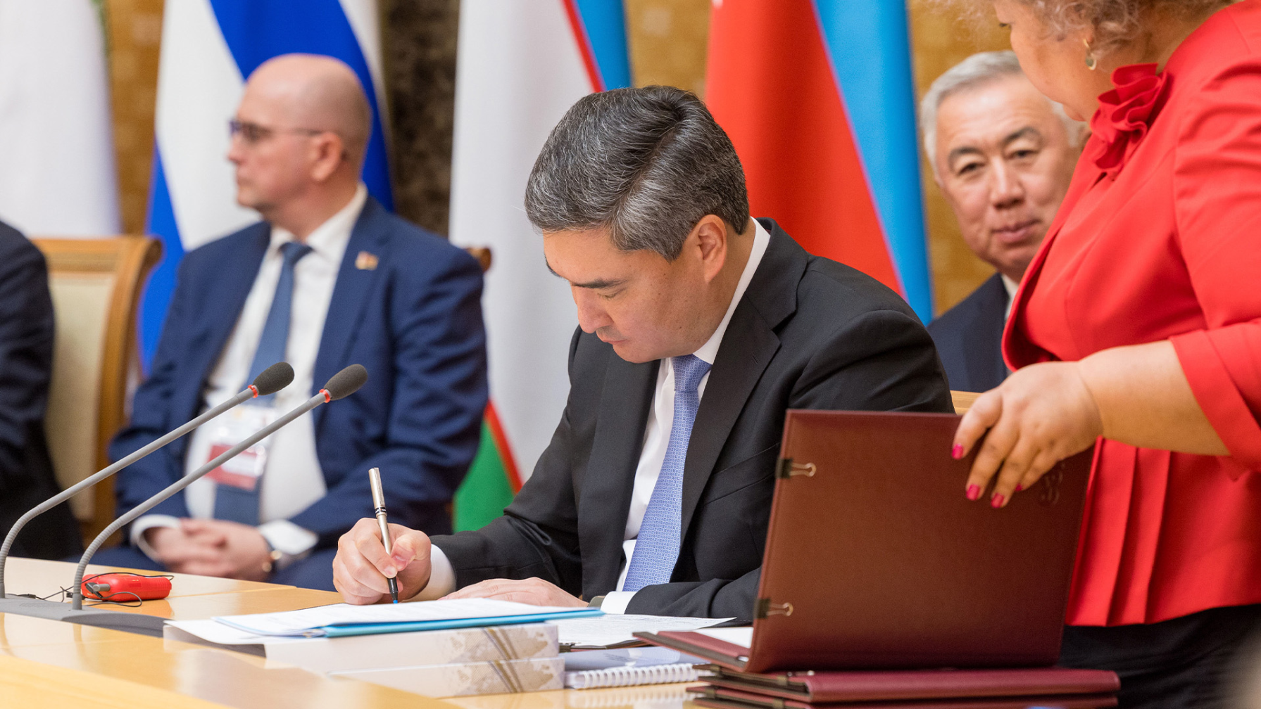 Олжас Бектеновты Лукашенко шақырған