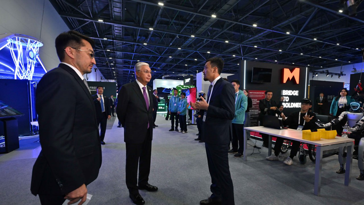 Президент цифрлық шешімдер көрмесін аралады