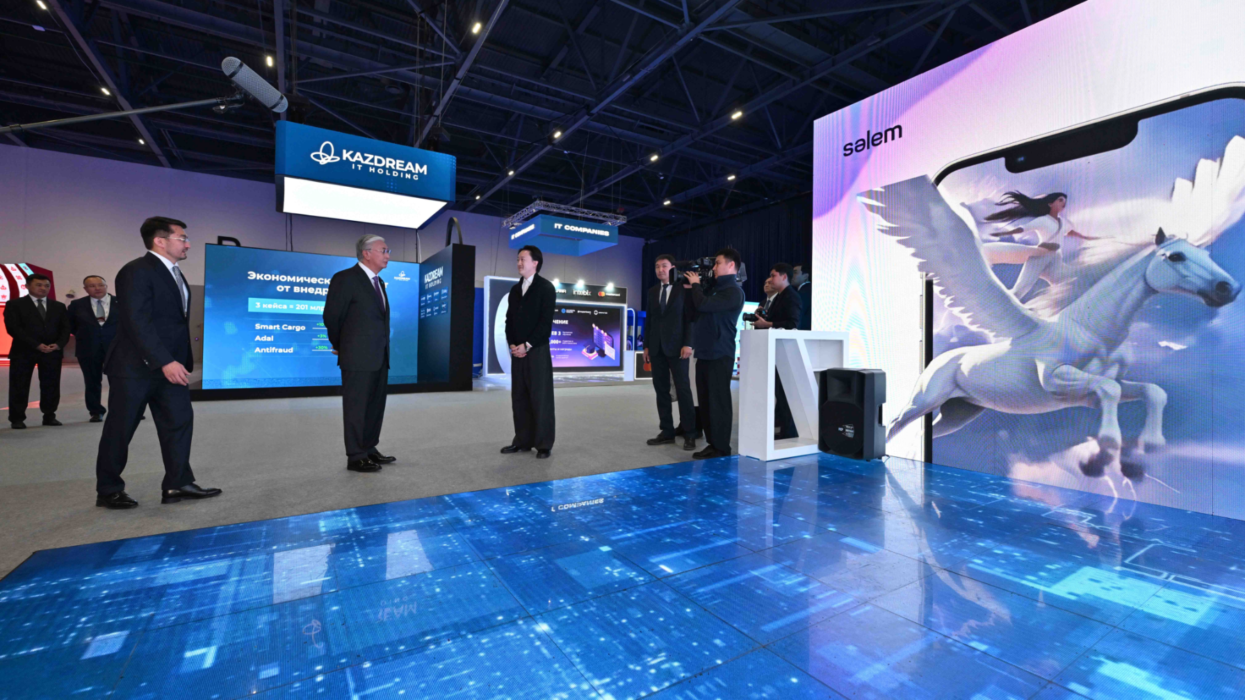 Тоқаев Digital Bridge форумында Sәlem-нің жасанды интеллект жобасын көрді