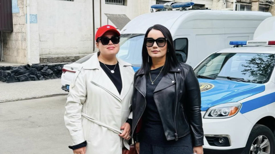 Қыздың бөкселерін жаттығу тексеруі