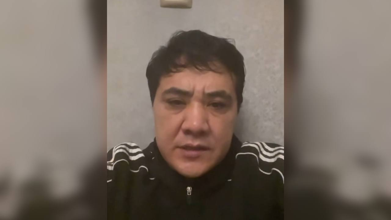 Үлкен кеуделі фотодағы жалаңаш қыздар