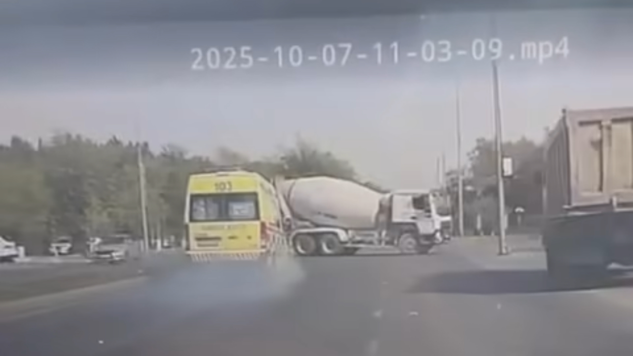 Шымкентте жол апаты: жедел жәрдем көлігі бетон араластырғышпен соқтығысты (ВИДЕО)