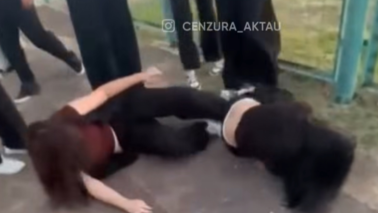 «Басынан теуіп жатыр»: мектептегі төбелес видеоға түсіп желіге шықты (ВИДЕО)