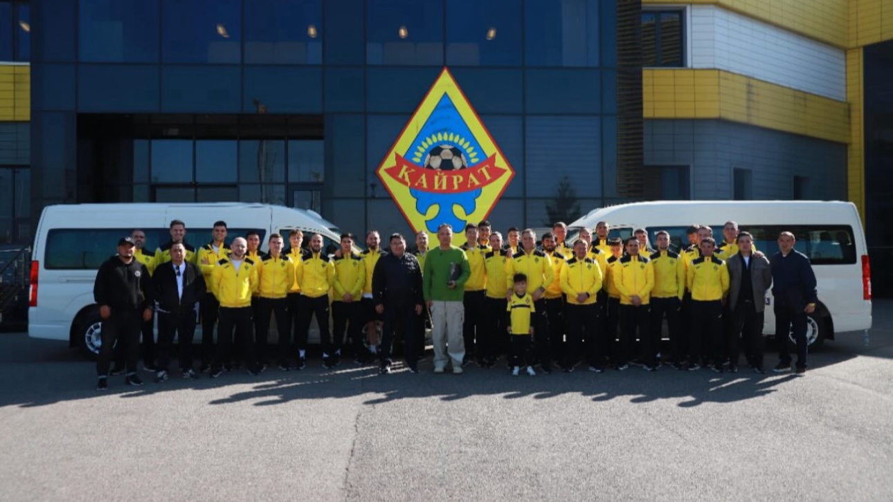 «Көлік күткен футболшылар..»: Тұрсен Алагөзовтың «Қайрат»-қа сыйы бәрін таңғалдырды (ВИДЕО)
