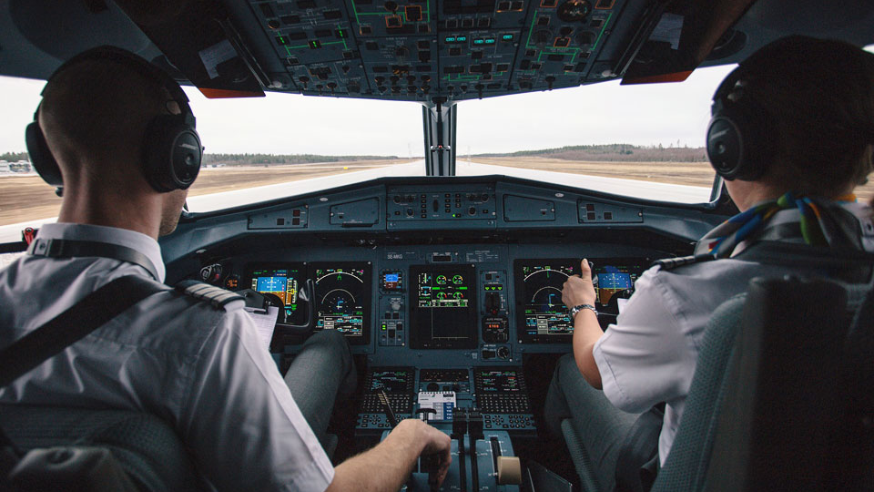 «Біз де адамдармыз»: Qazaq Air ұшқыштары жағдайын ашық айтты