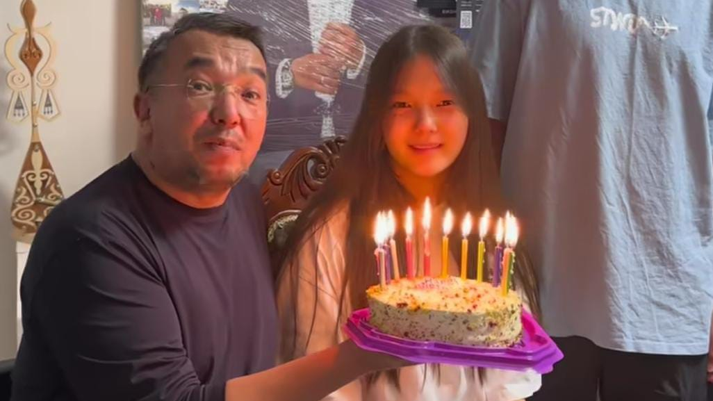 «Үрлемей-ақ қояйық»: Нұрлан Албан қызының туған күнінде тортқа жағылған шырақты өшіртпей қойды (ВИДЕО) 
