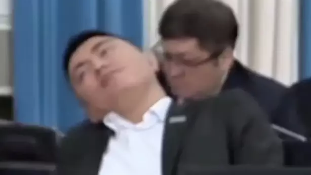 "Ұйықтап, үні өше бастапты": Желіде Депутат Дәулет Мұқаевтың ерсі әрекеті тарады (ВИДЕО) 