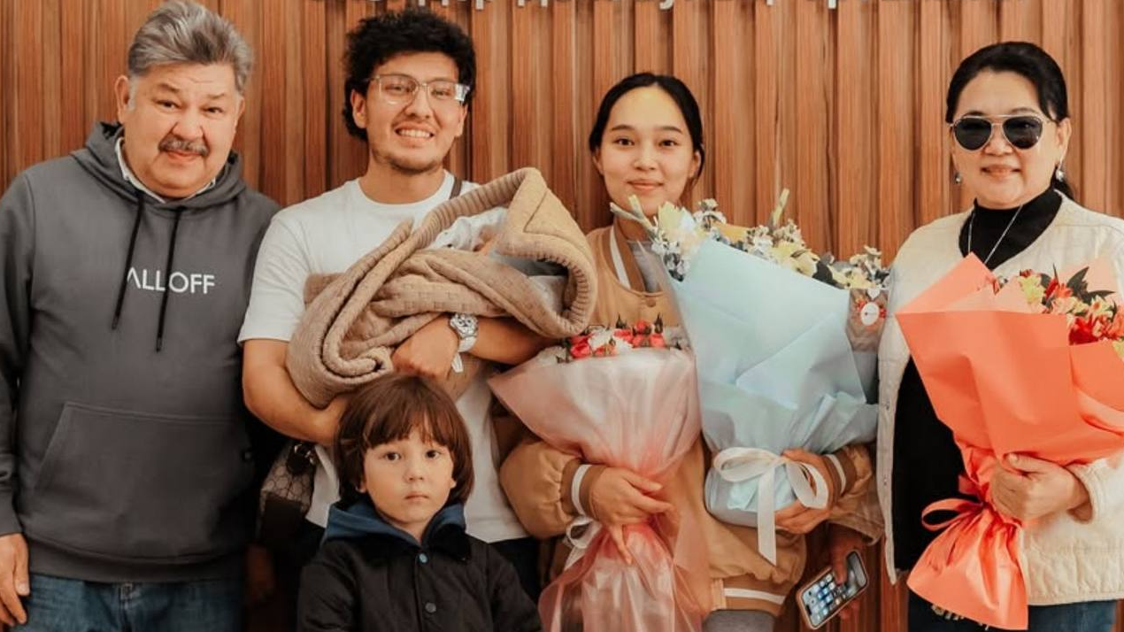 "Қош келдің, Таусоғар": Жанар Айжанова екінші немересін перзентханадан шығарып алды