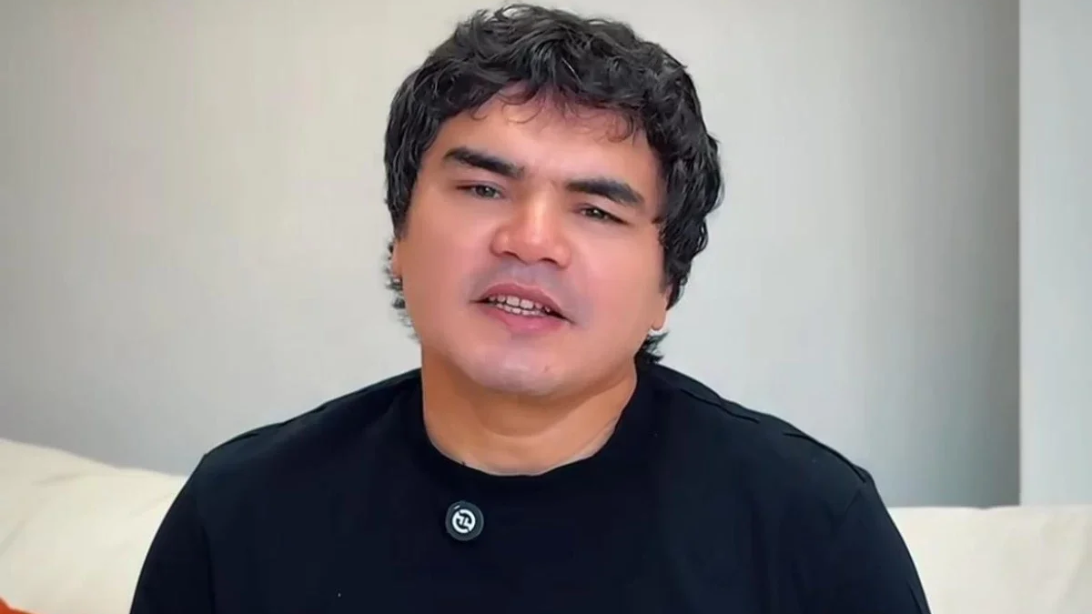 «Адам менсінбейді»: Тойда тыңдарманын итеріп жіберген Кенжебек Жанәбілов сынға қалды (ВИДЕО) 