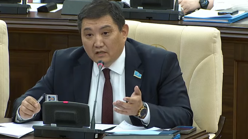 "Жалақым жетпейді": Депутат Бақытжан Базарбек бөліп төлейтін 8 несиесі бар екенін айтты 