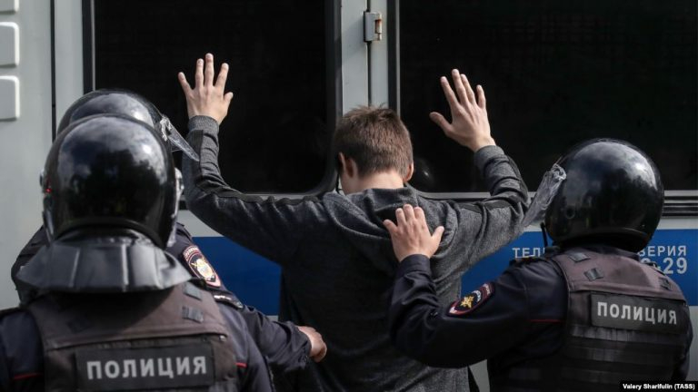 «Антына опасыздық жасағандар»: Түркістанда тәркіленген есірткіні сатпақ болған полиция қызметкерлері ұсталды