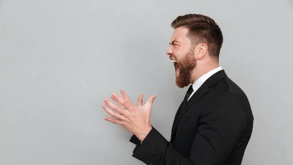 Ауыл әкімі мотоциклшілерге ашуланып, полиция бөлімінде өз-өзін ұстай алмады