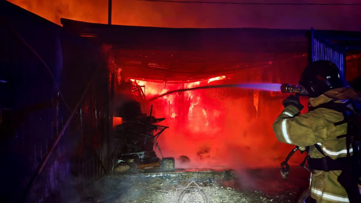 Төтенше жағдай: Жезқазғандағы үй мен қосалқы ғимараттар жалынға оранды