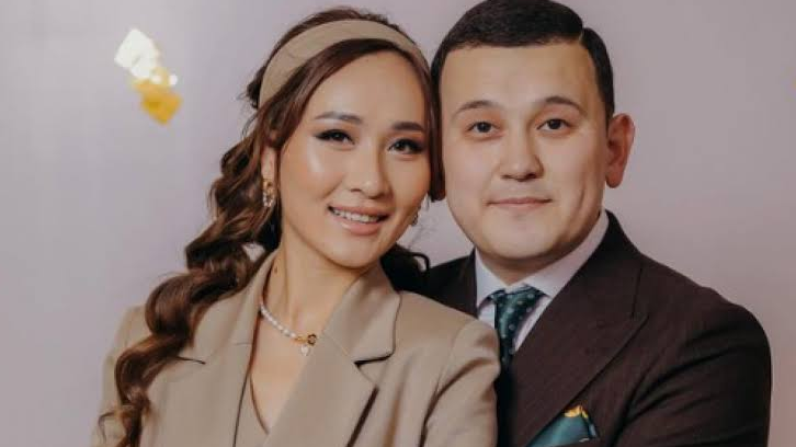 «Маған сыйлық алып бер»: Елдос Колобоктың анасы келінімен жарысып баласынан сыйлық сұрады 