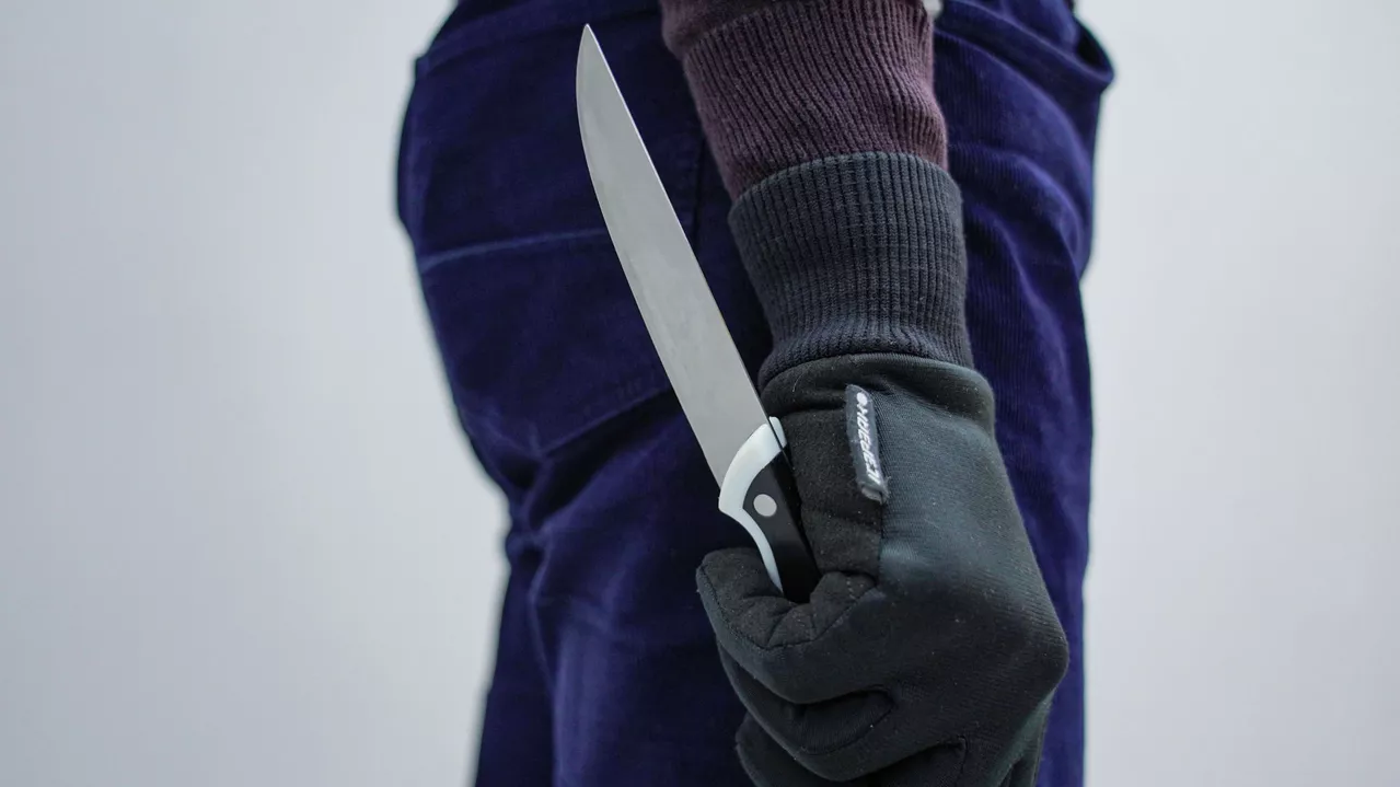 Оралда оқушы қатарласын пышақтады