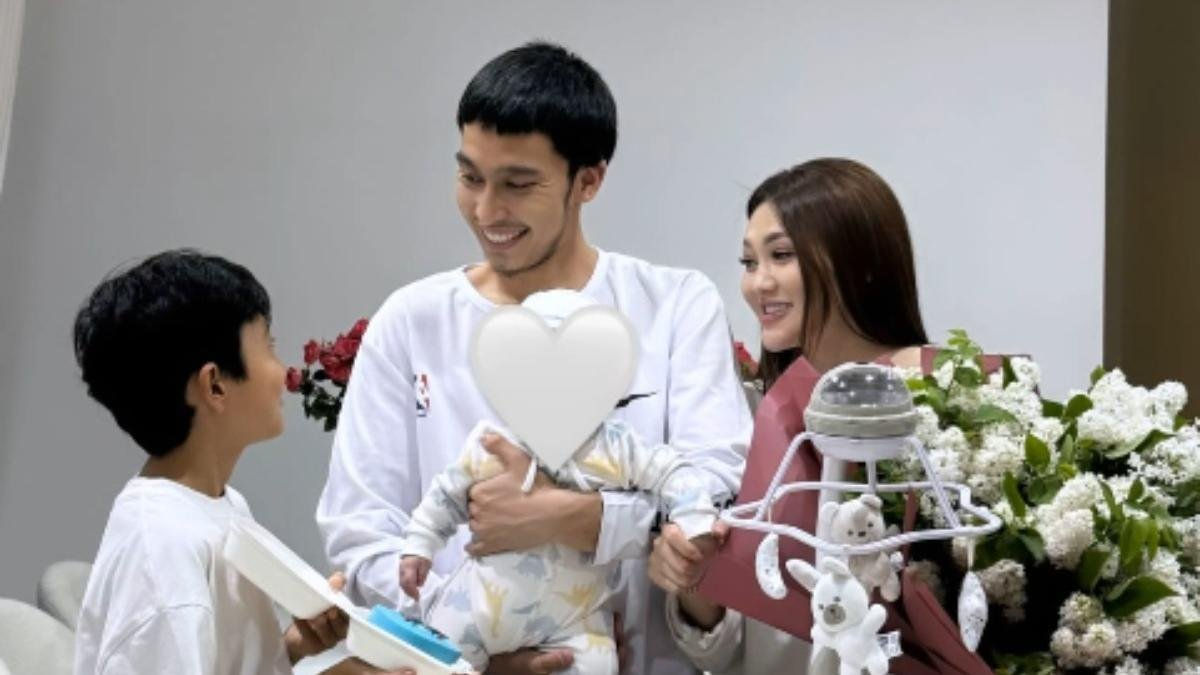 «Әке болса сендей болсын»: Райм өгей ұлының жетістігімен мақтанды