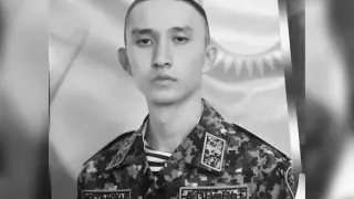 «Екі оқ басына тиген»: 21 жастағы сарбаздың жұмбақ өлімі қайта қаралуда