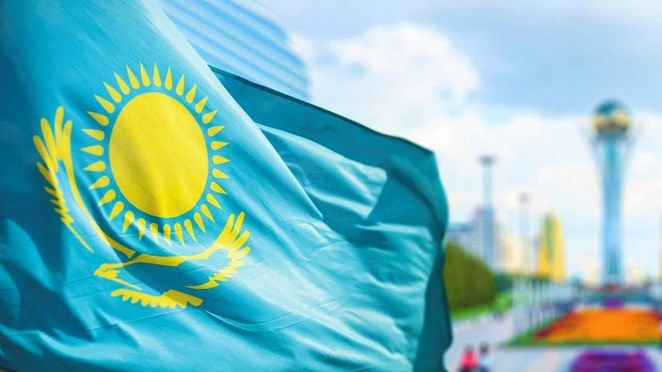 Алматыда Республика күніне арналған ерекше флешмоб: көк байрақты желбіреткен сарбаздар (ВИДЕО)