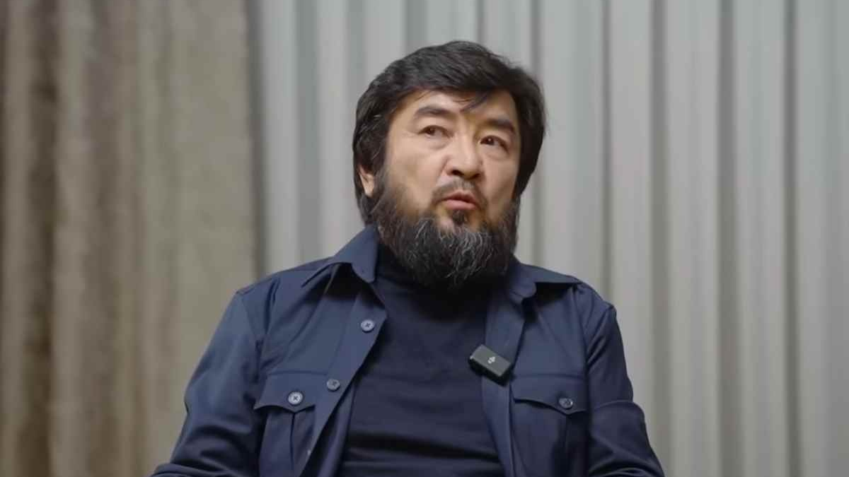 «Үш әйелім де мені сүйеді»: Бекболат Тілеухан отбасылық құпиясын жайып салды (ВИДЕО) 